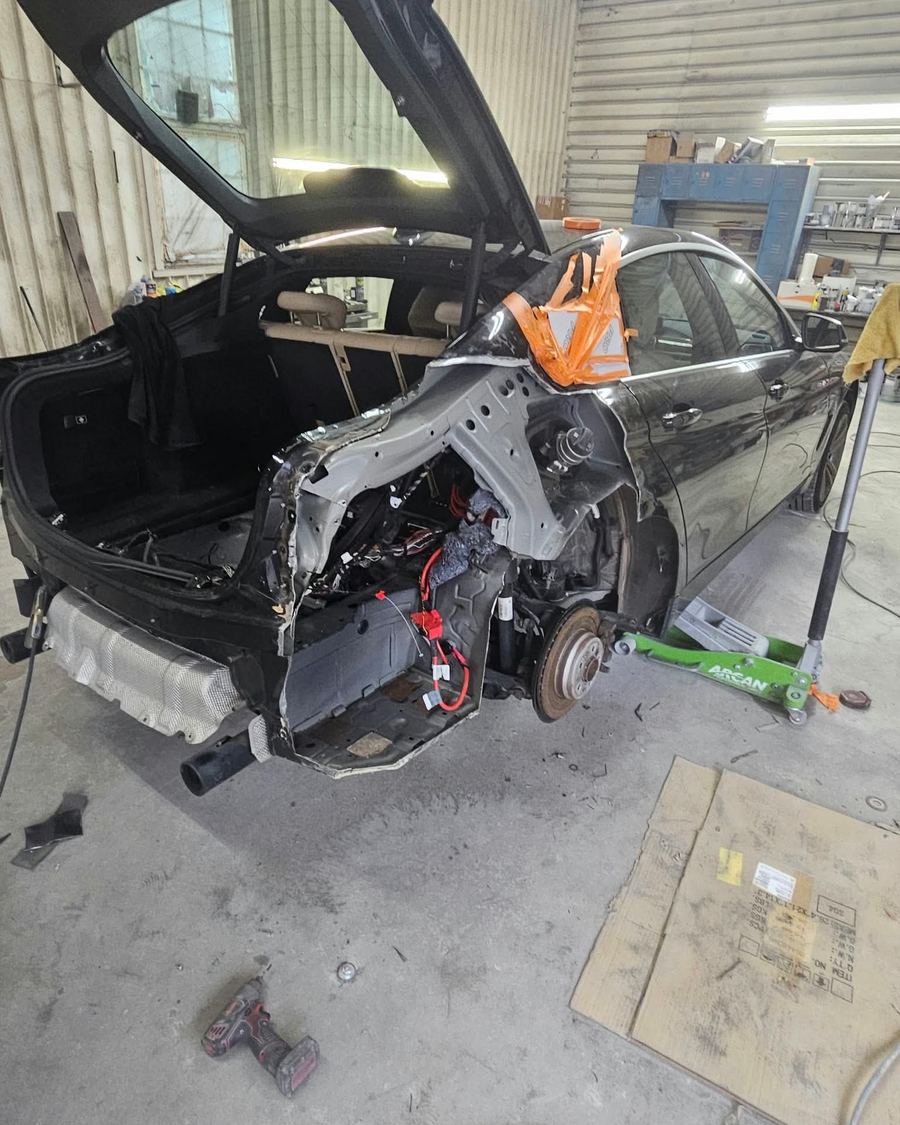 BMW 440i rear structure being rebuilt